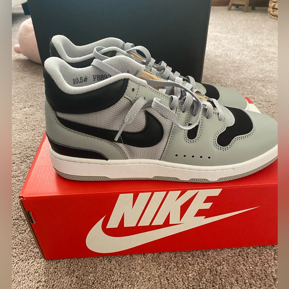 Men’s size 10.5 like new Nike Attack sneakers